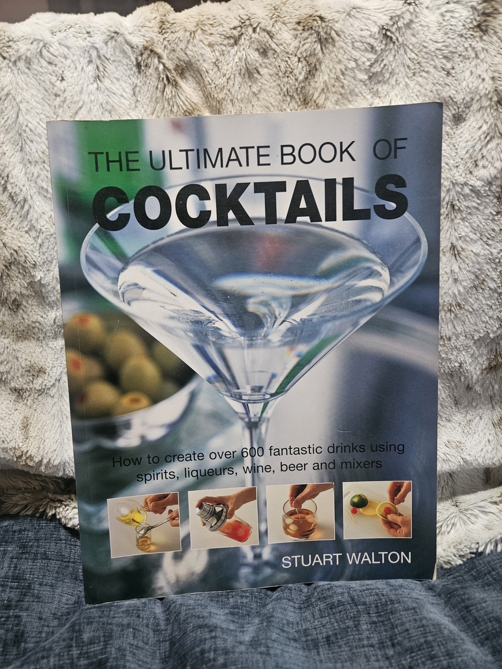 The Ultimate Book of Cocktails - Stuart Walton (Blue/White Cover)